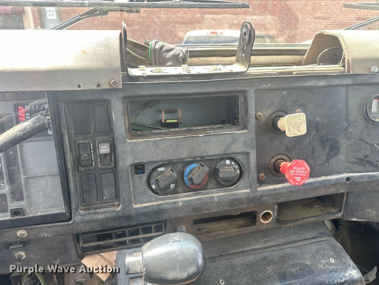 image for item EG0524 2001 International 4900 flatbed truck