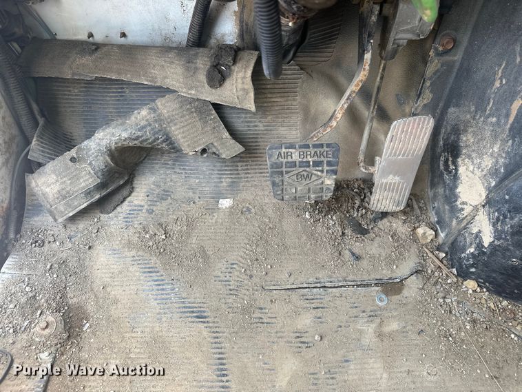 image for item EG0524 2001 International 4900 flatbed truck