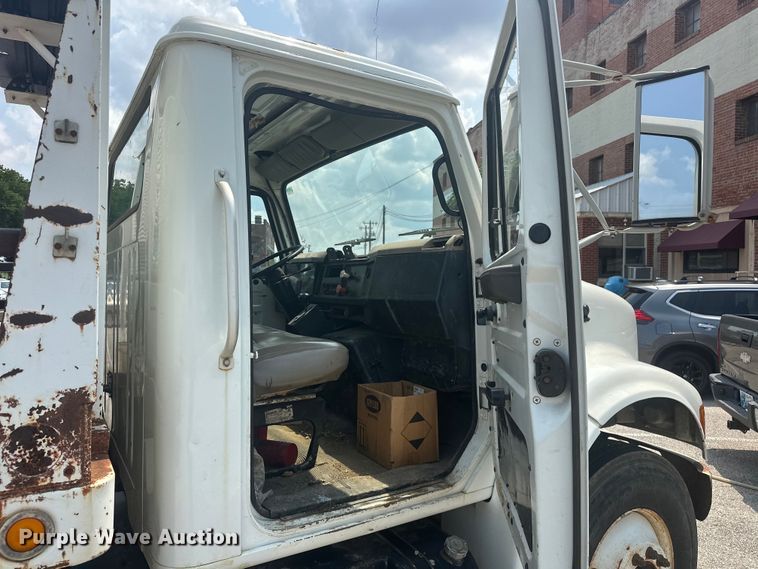 image for item EG0524 2001 International 4900 flatbed truck