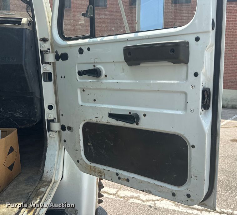 image for item EG0524 2001 International 4900 flatbed truck