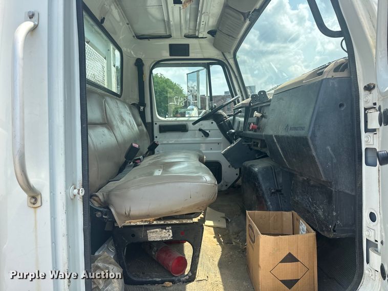 image for item EG0524 2001 International 4900 flatbed truck