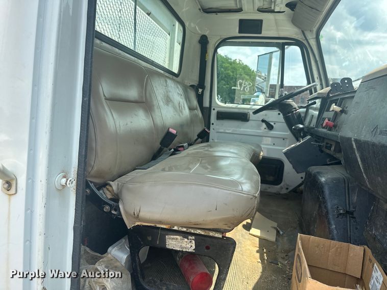 image for item EG0524 2001 International 4900 flatbed truck