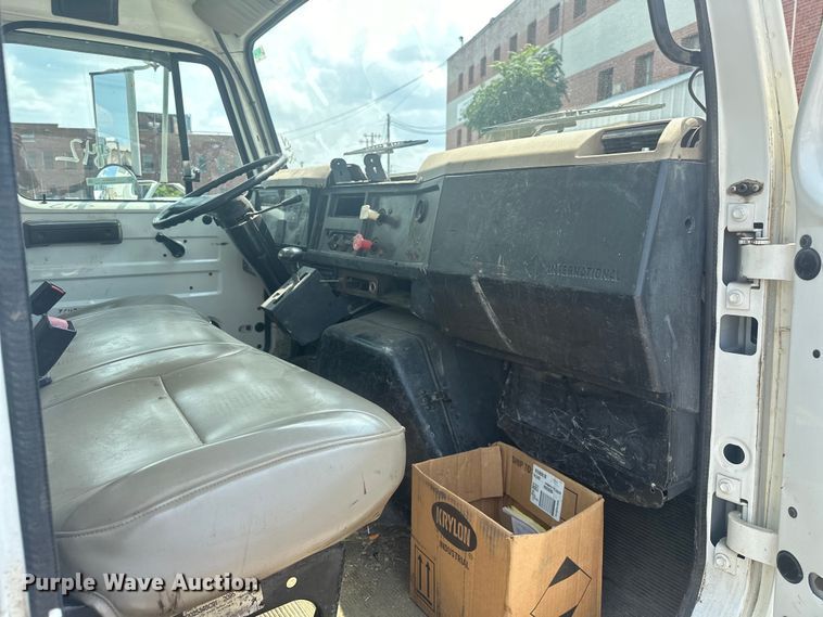 image for item EG0524 2001 International 4900 flatbed truck