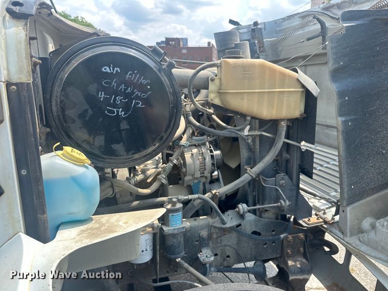 image for item EG0524 2001 International 4900 flatbed truck