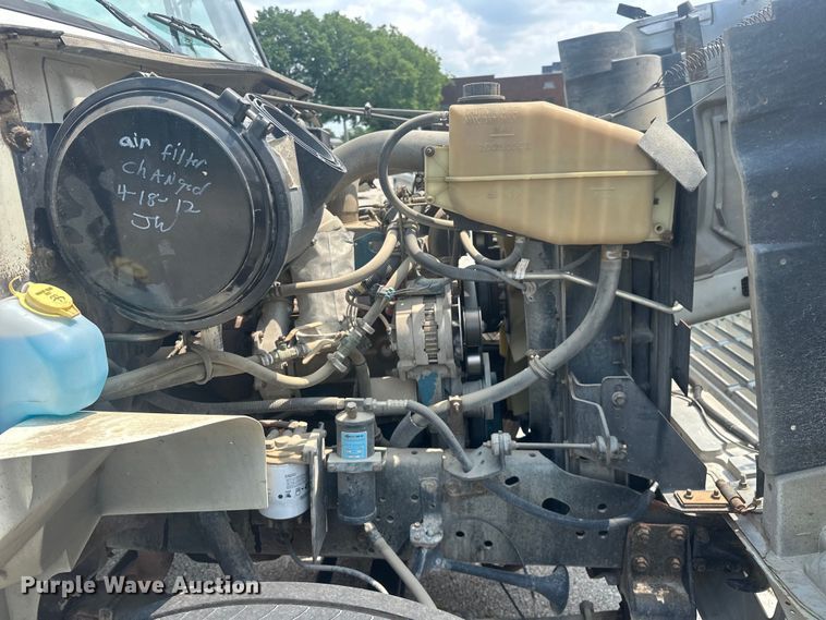 image for item EG0524 2001 International 4900 flatbed truck