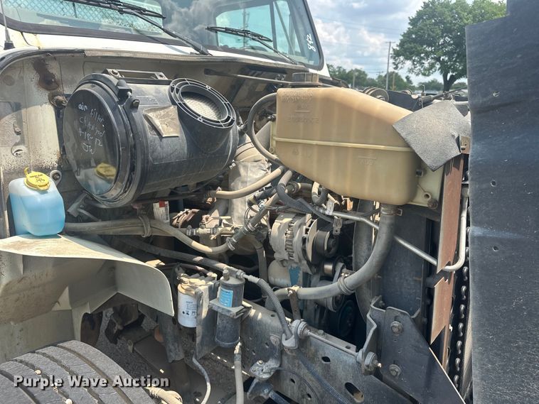 image for item EG0524 2001 International 4900 flatbed truck