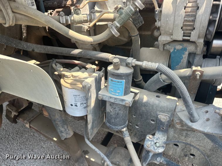 image for item EG0524 2001 International 4900 flatbed truck