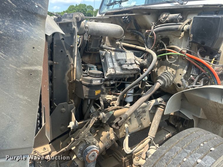 image for item EG0524 2001 International 4900 flatbed truck