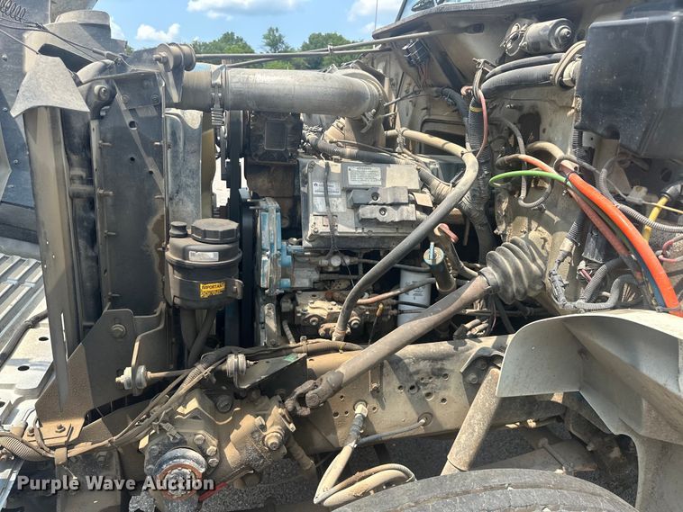 image for item EG0524 2001 International 4900 flatbed truck