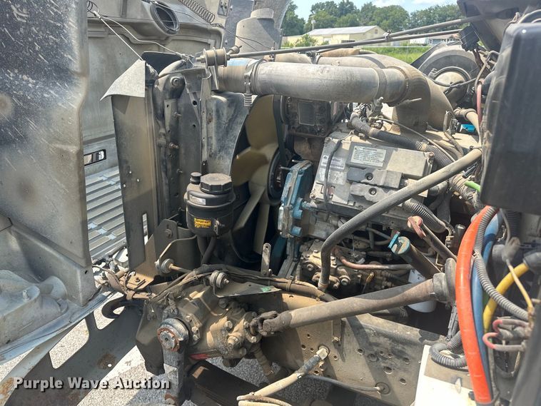 image for item EG0524 2001 International 4900 flatbed truck