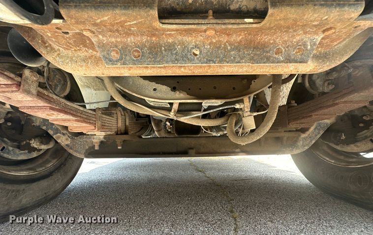 image for item EG0524 2001 International 4900 flatbed truck