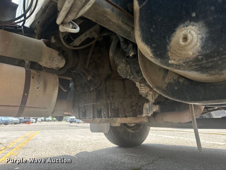 image for item EG0524 2001 International 4900 flatbed truck