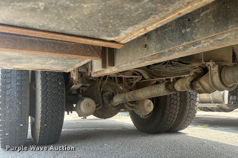 image for item EG0524 2001 International 4900 flatbed truck