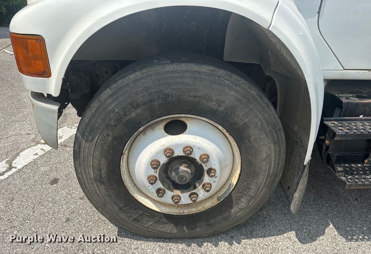 image for item EG0524 2001 International 4900 flatbed truck