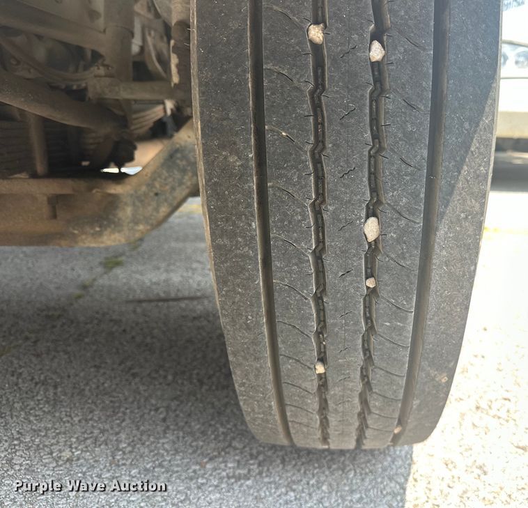 image for item EG0524 2001 International 4900 flatbed truck