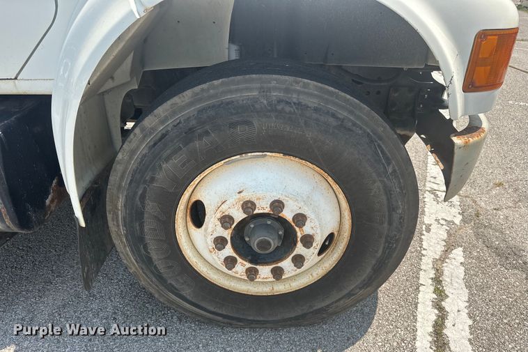 image for item EG0524 2001 International 4900 flatbed truck