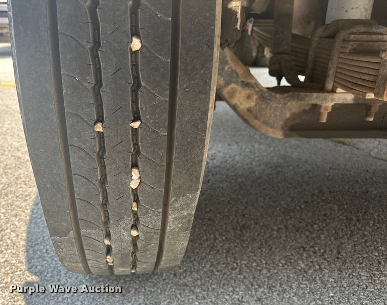 image for item EG0524 2001 International 4900 flatbed truck