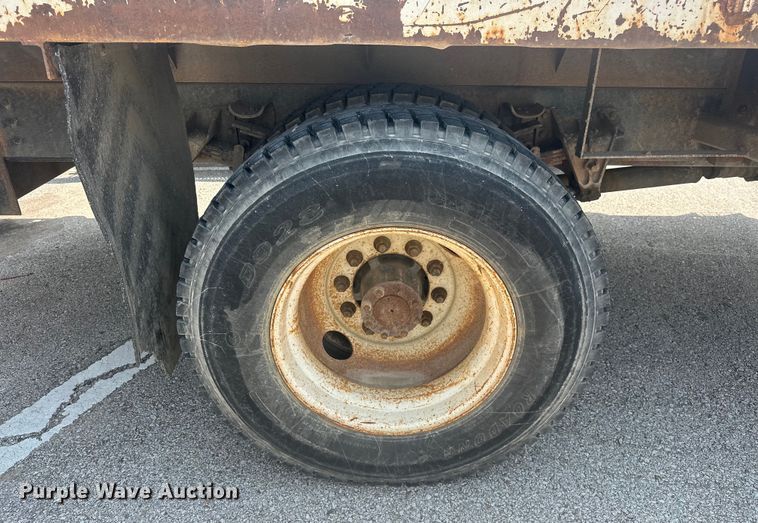 image for item EG0524 2001 International 4900 flatbed truck