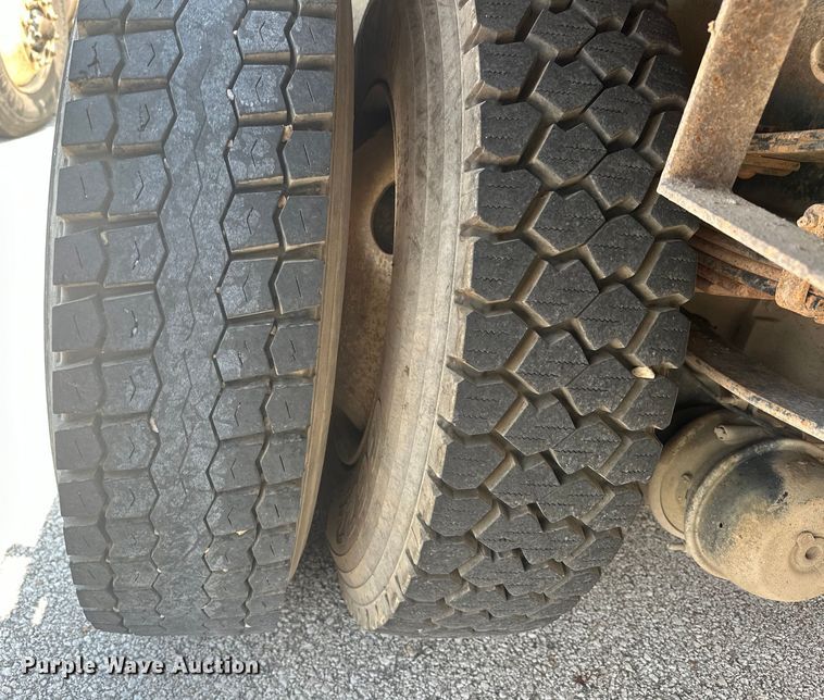 image for item EG0524 2001 International 4900 flatbed truck