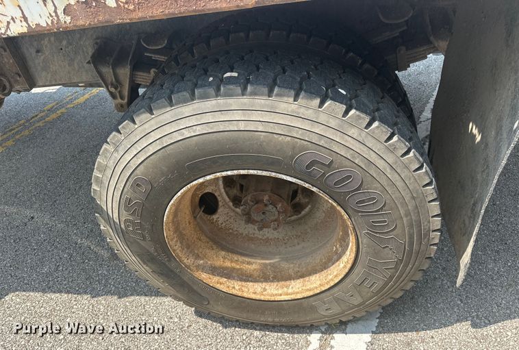 image for item EG0524 2001 International 4900 flatbed truck