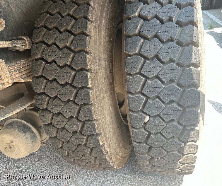 image for item EG0524 2001 International 4900 flatbed truck