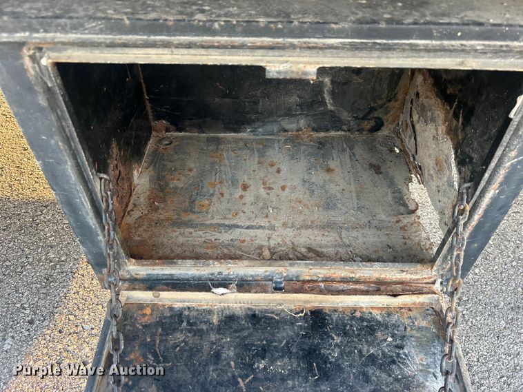 image for item EG0557 2006 Ford F450 Super Duty Crew Cab dump flatbed truck