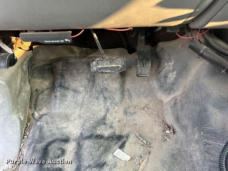 image for item EG0557 2006 Ford F450 Super Duty Crew Cab dump flatbed truck