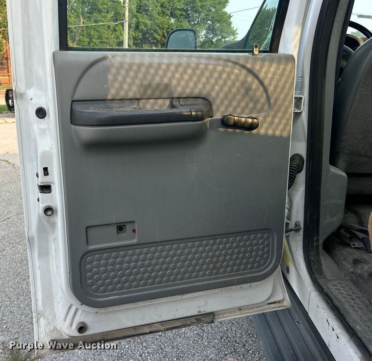 image for item EG0557 2006 Ford F450 Super Duty Crew Cab dump flatbed truck