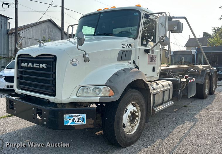 image for item EG0559 2015 Mack Granite GU533 roll-off container truck