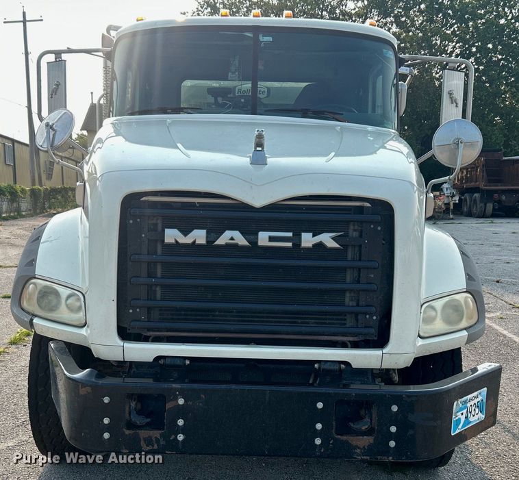 image for item EG0559 2015 Mack Granite GU533 roll-off container truck