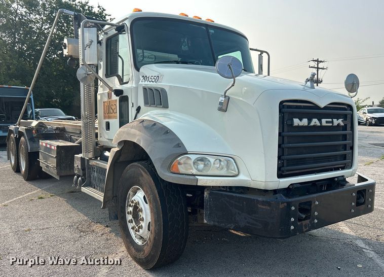 image for item EG0559 2015 Mack Granite GU533 roll-off container truck