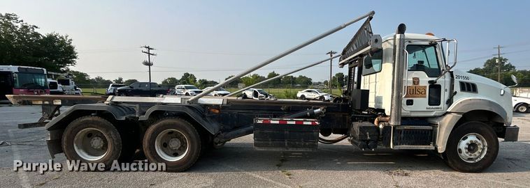 image for item EG0559 2015 Mack Granite GU533 roll-off container truck
