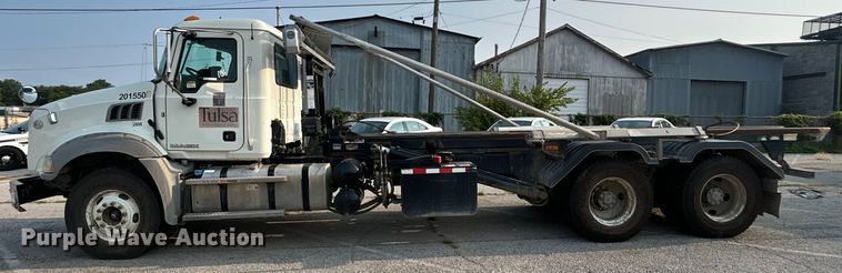 image for item EG0559 2015 Mack Granite GU533 roll-off container truck