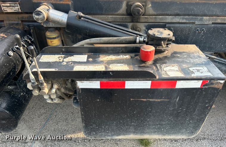 image for item EG0559 2015 Mack Granite GU533 roll-off container truck