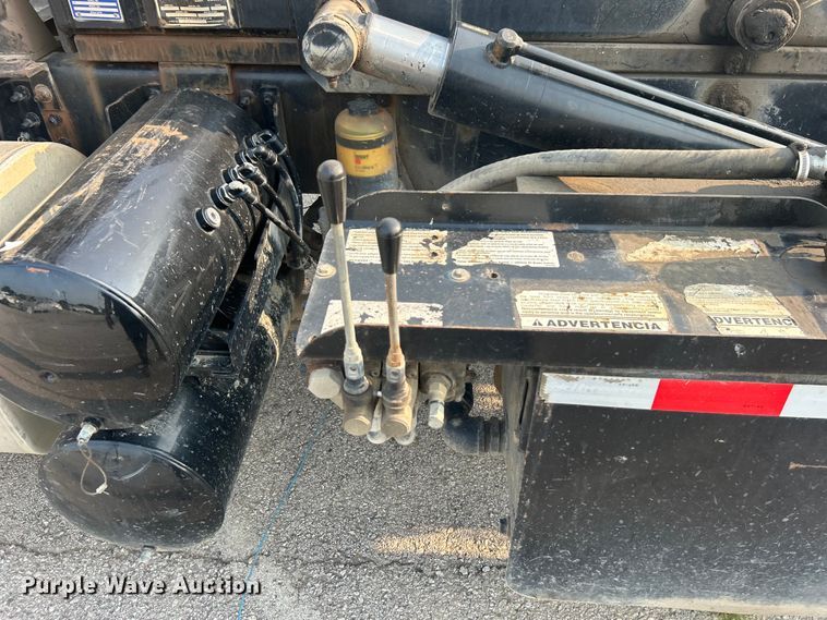 image for item EG0559 2015 Mack Granite GU533 roll-off container truck