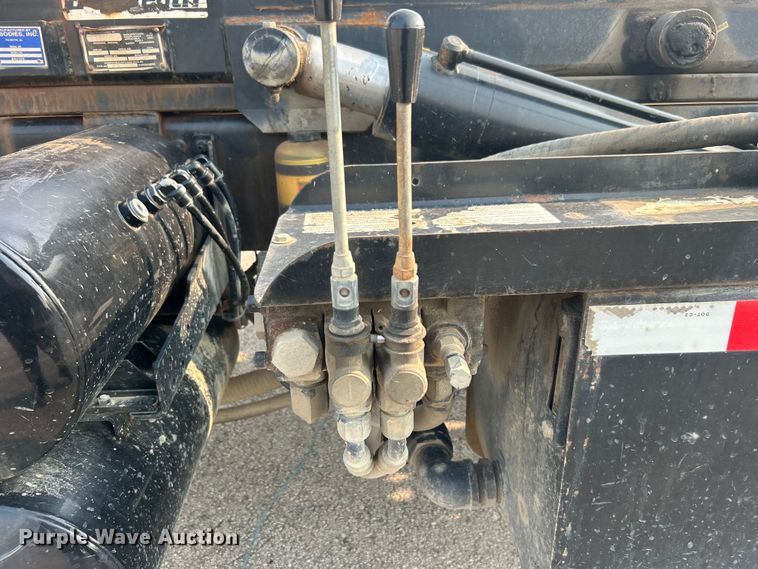 image for item EG0559 2015 Mack Granite GU533 roll-off container truck