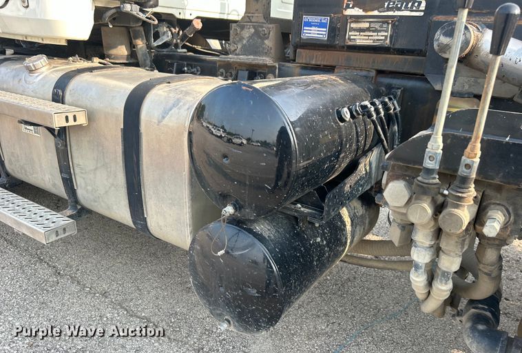 image for item EG0559 2015 Mack Granite GU533 roll-off container truck