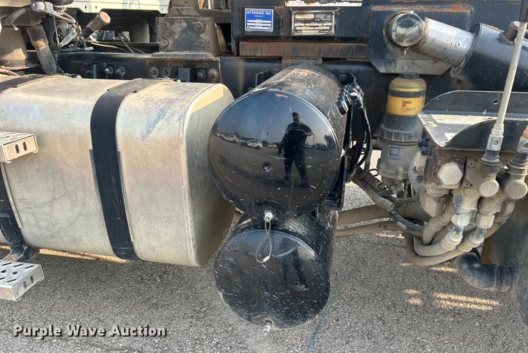 image for item EG0559 2015 Mack Granite GU533 roll-off container truck