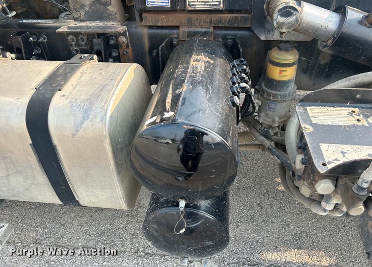 image for item EG0559 2015 Mack Granite GU533 roll-off container truck