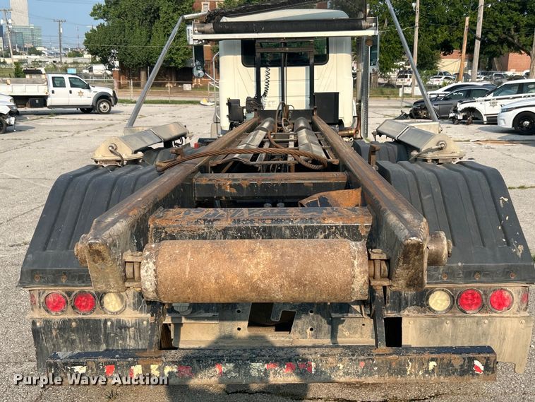 image for item EG0559 2015 Mack Granite GU533 roll-off container truck