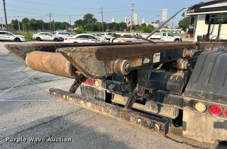 image for item EG0559 2015 Mack Granite GU533 roll-off container truck