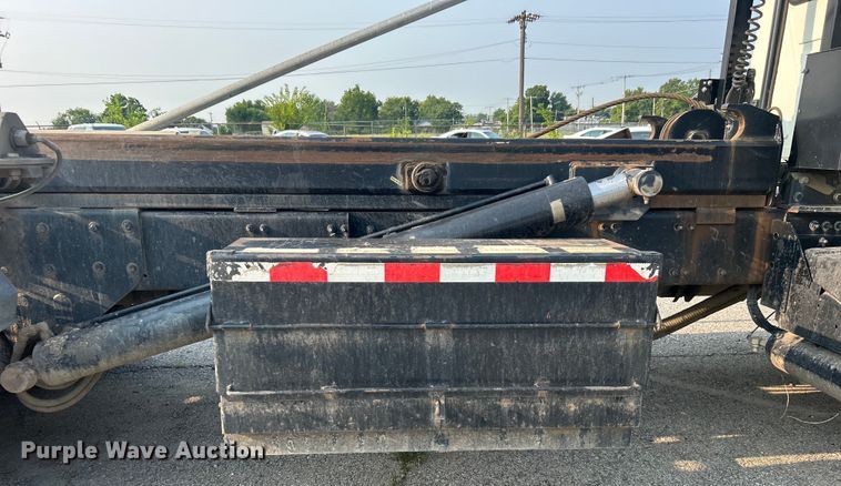 image for item EG0559 2015 Mack Granite GU533 roll-off container truck