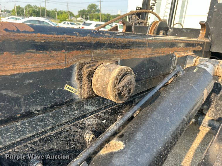 image for item EG0559 2015 Mack Granite GU533 roll-off container truck