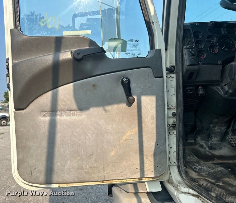 image for item EG0559 2015 Mack Granite GU533 roll-off container truck