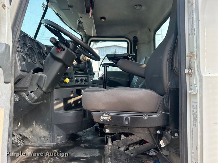 image for item EG0559 2015 Mack Granite GU533 roll-off container truck