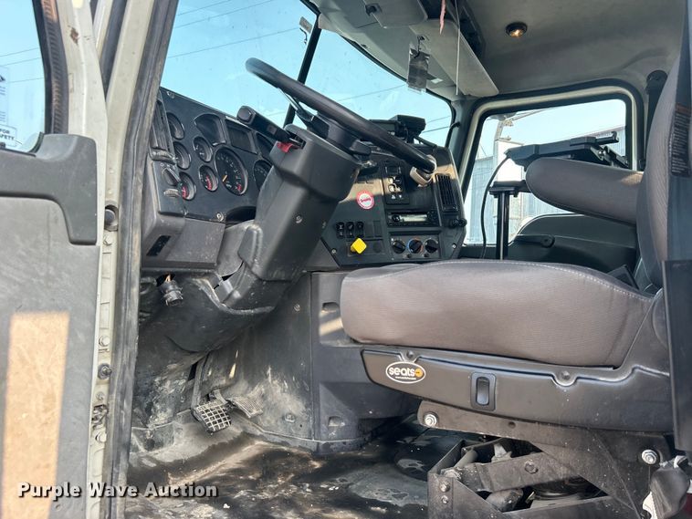 image for item EG0559 2015 Mack Granite GU533 roll-off container truck