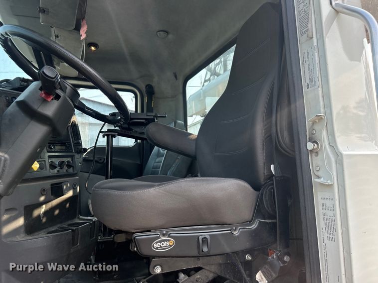 image for item EG0559 2015 Mack Granite GU533 roll-off container truck