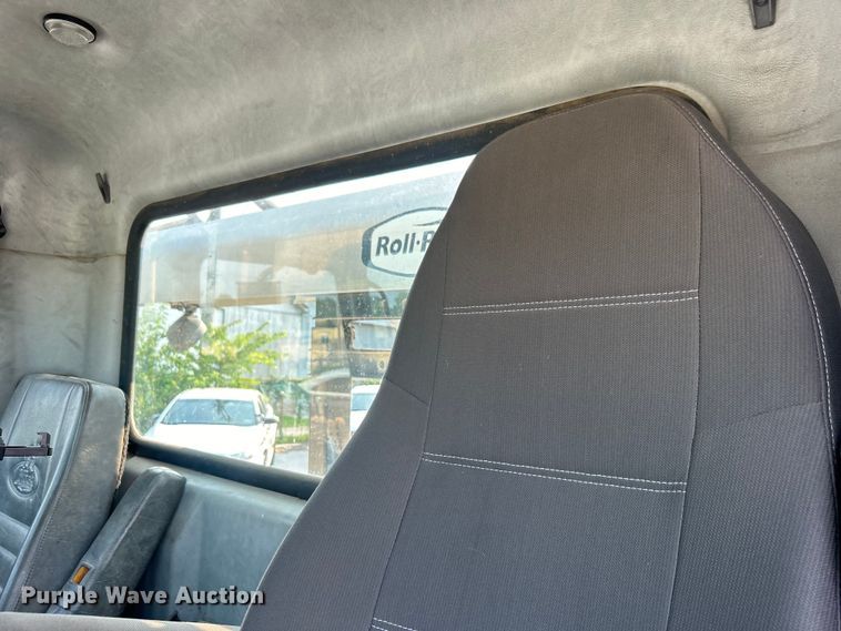 image for item EG0559 2015 Mack Granite GU533 roll-off container truck