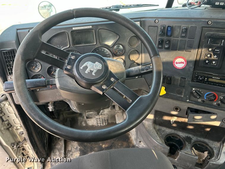 image for item EG0559 2015 Mack Granite GU533 roll-off container truck