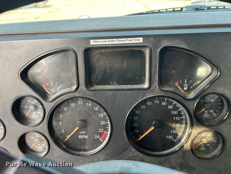 image for item EG0559 2015 Mack Granite GU533 roll-off container truck